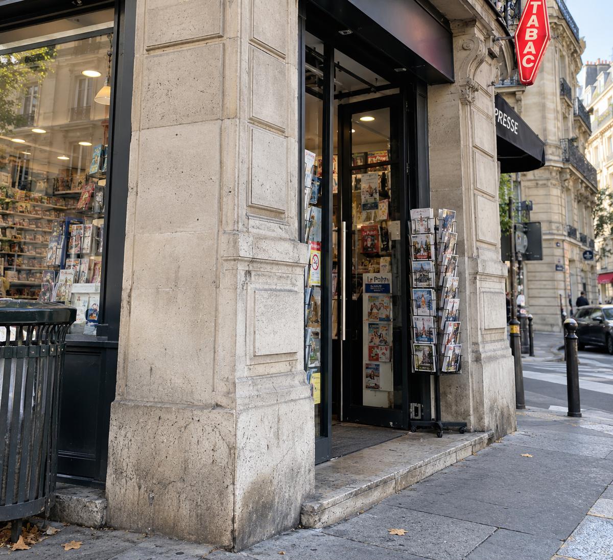 Après : pilier en pierre et seuil d'un bureau de tabac